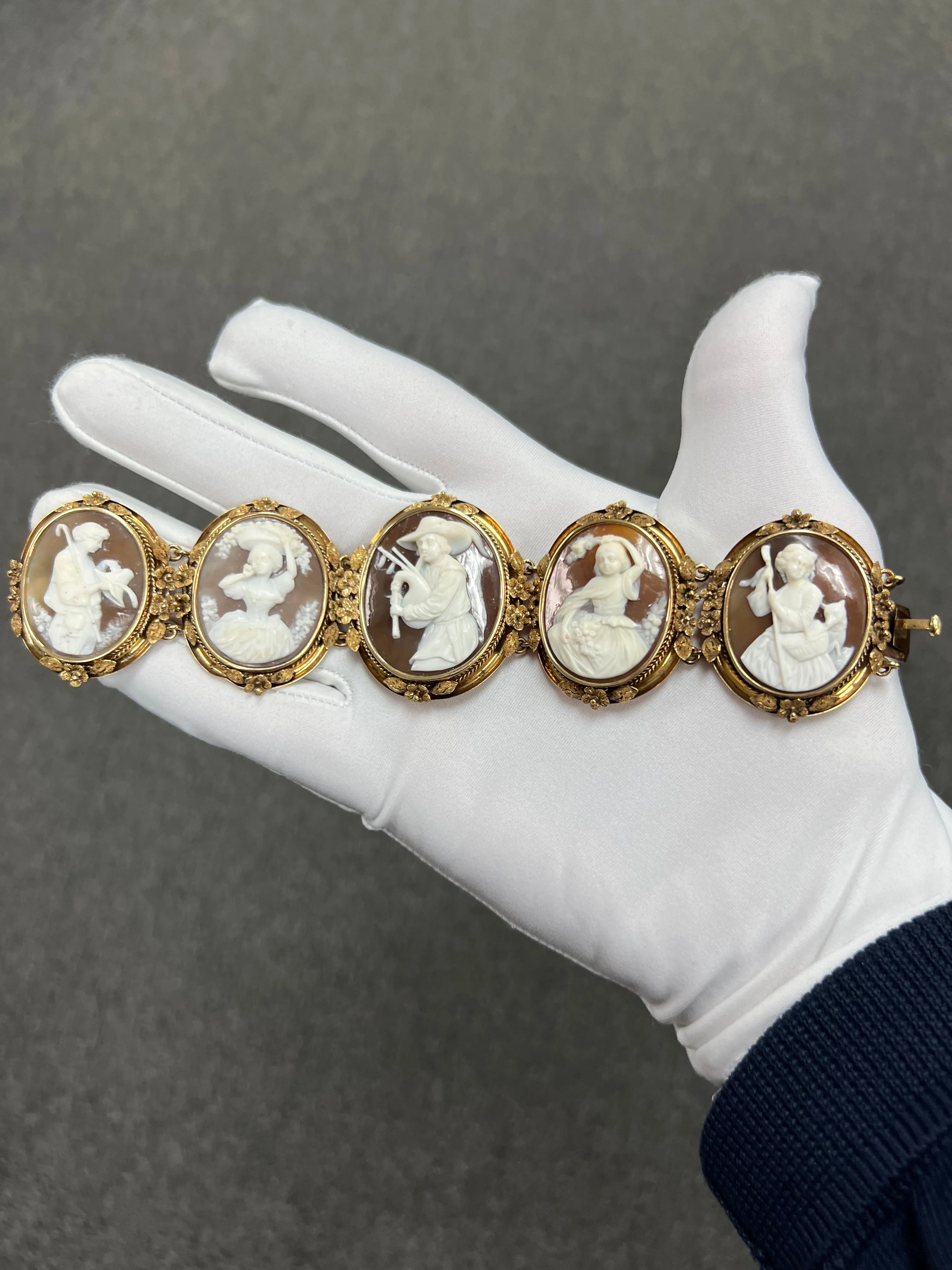 1890s Victorian Five Sardonyx Shell Cameo Gold Bracelet