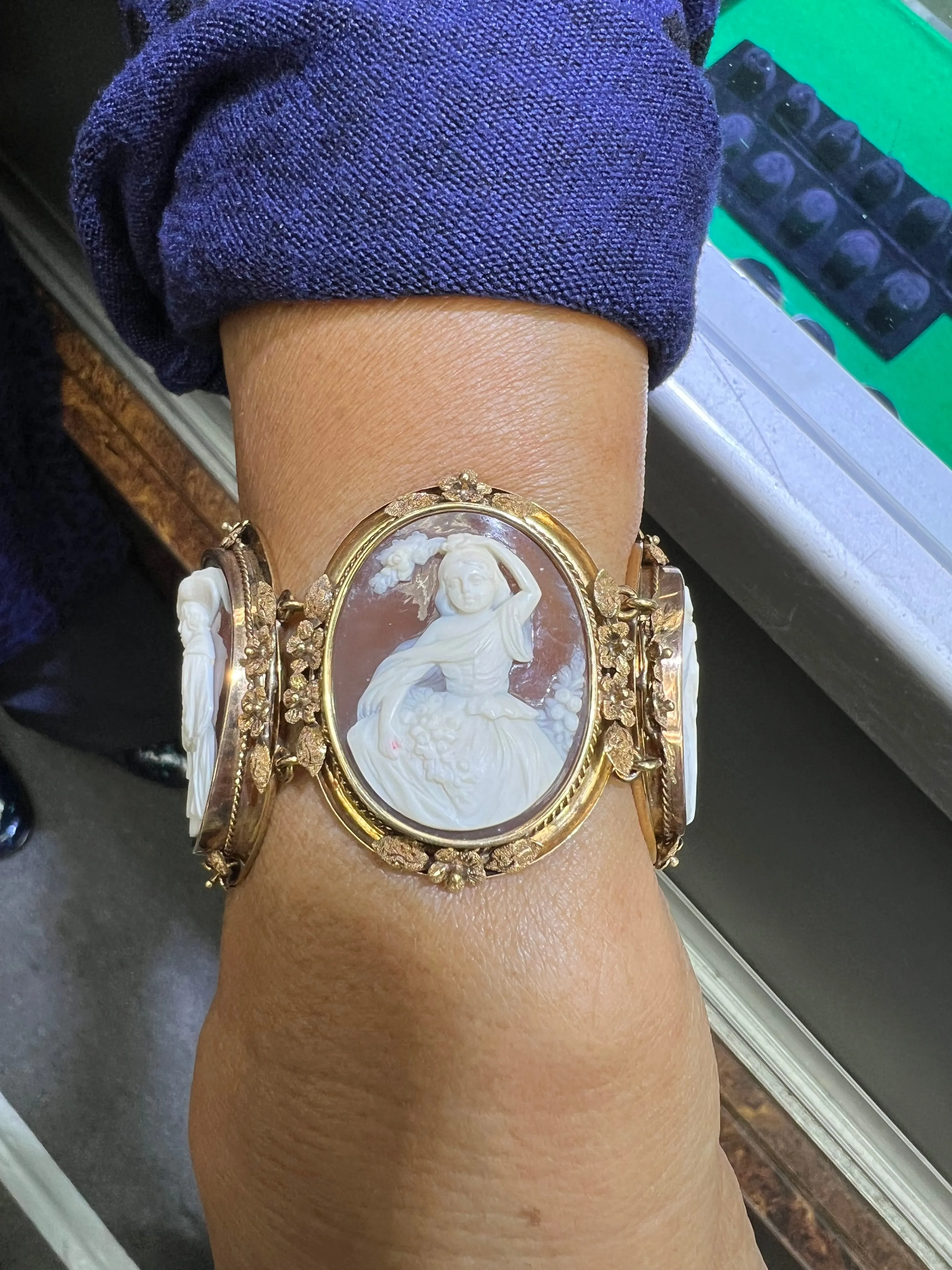 1890s Victorian Five Sardonyx Shell Cameo Gold Bracelet