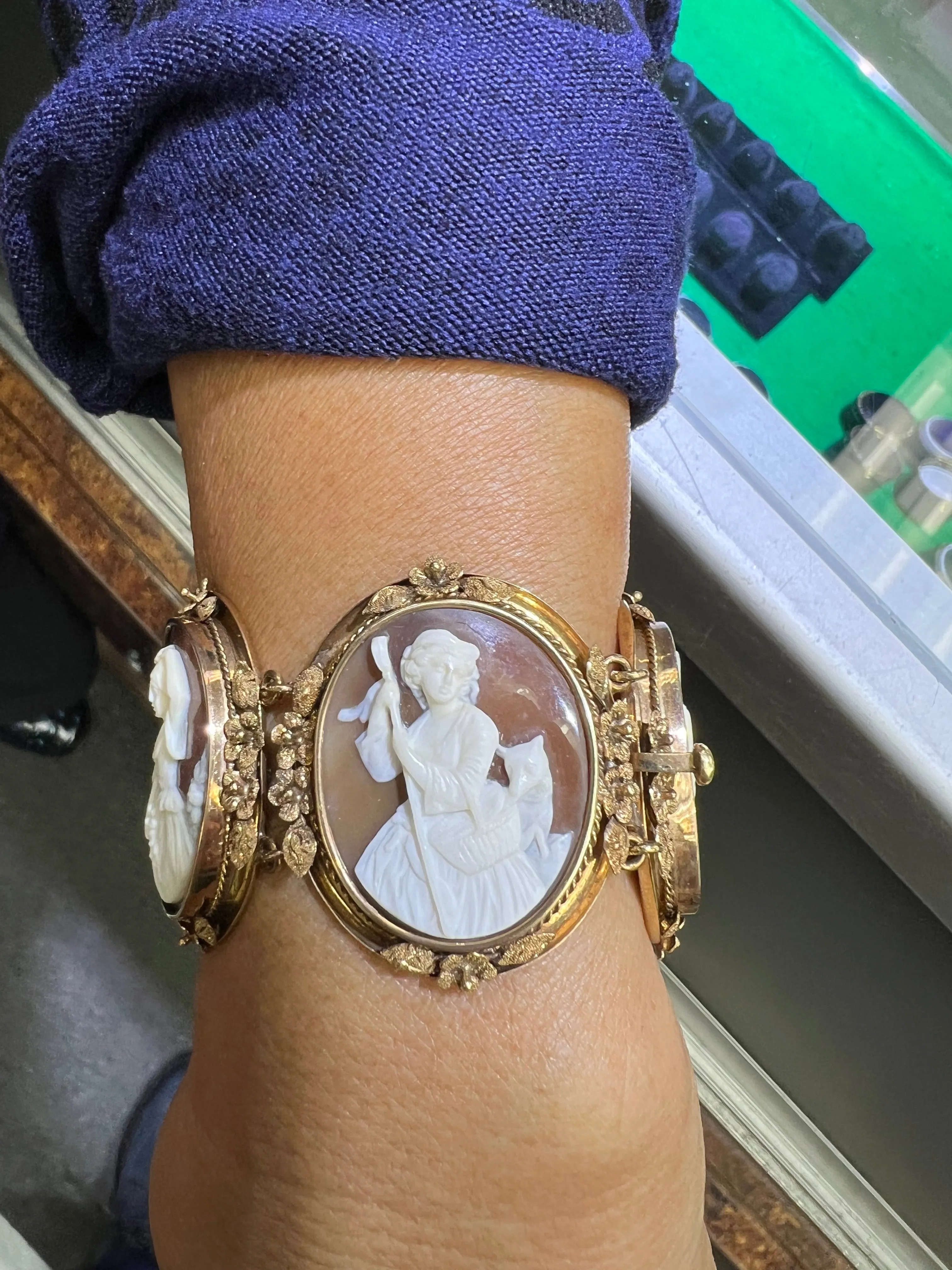 1890s Victorian Five Sardonyx Shell Cameo Gold Bracelet