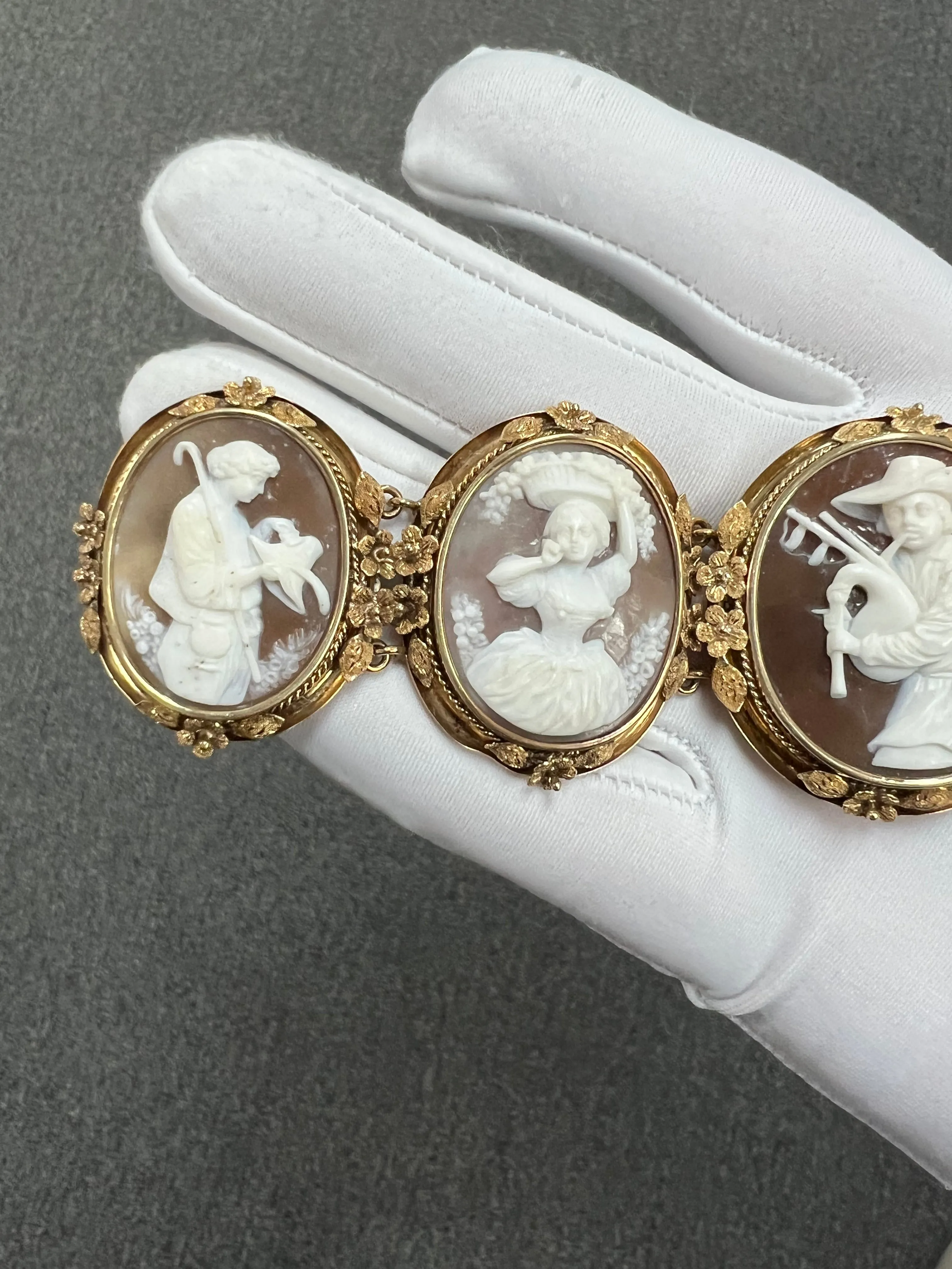 1890s Victorian Five Sardonyx Shell Cameo Gold Bracelet