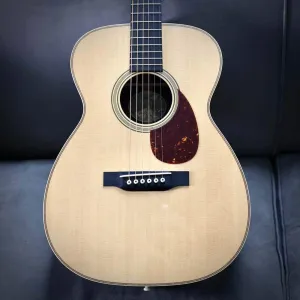Collings 002H-T 14 Fret Traditional Package