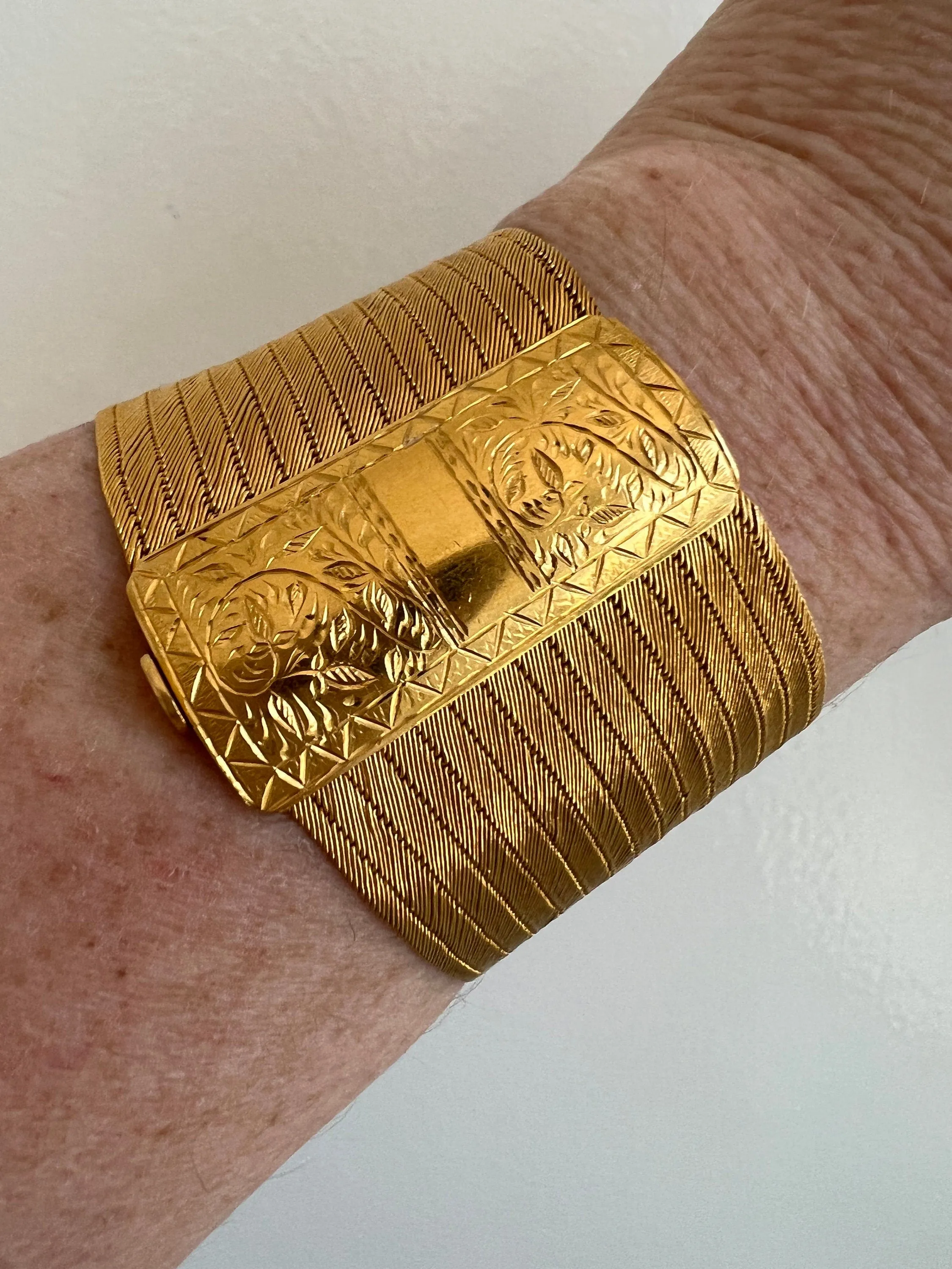 Gorgeous Vintage Pair of 22K Yellow Gold Ribbon Bracelets.