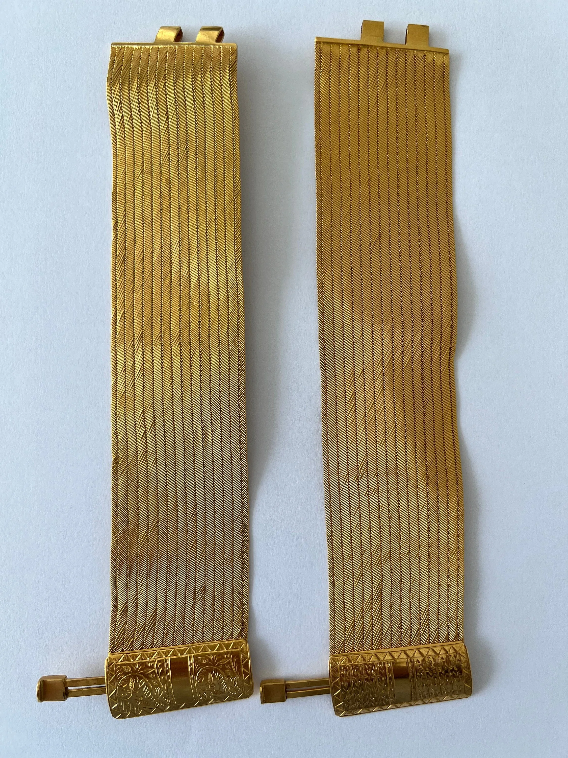Gorgeous Vintage Pair of 22K Yellow Gold Ribbon Bracelets.