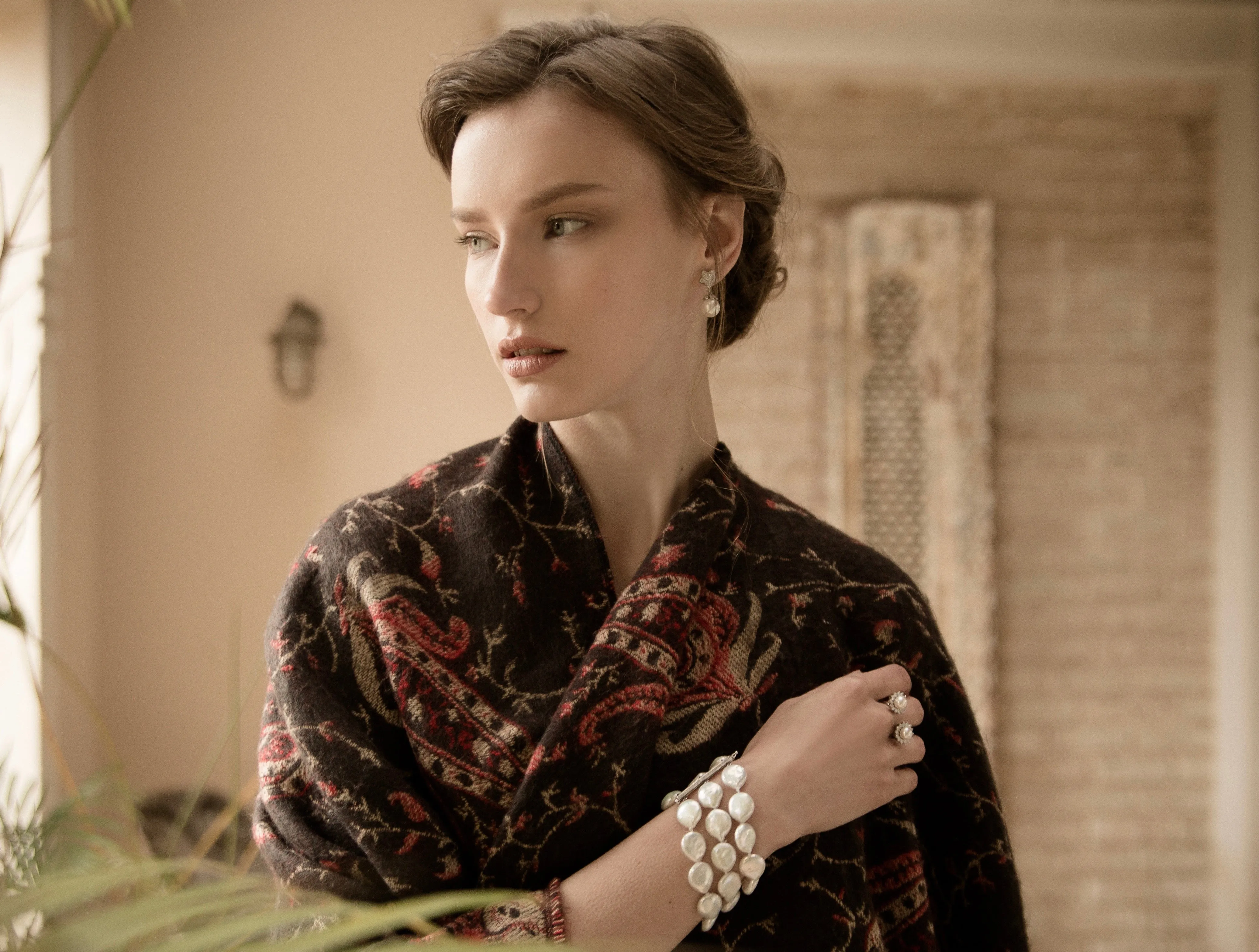 Pearl and diamond bar bracelet