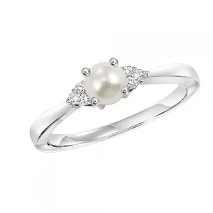 Pearl Ring with Trios of Side Diamonds