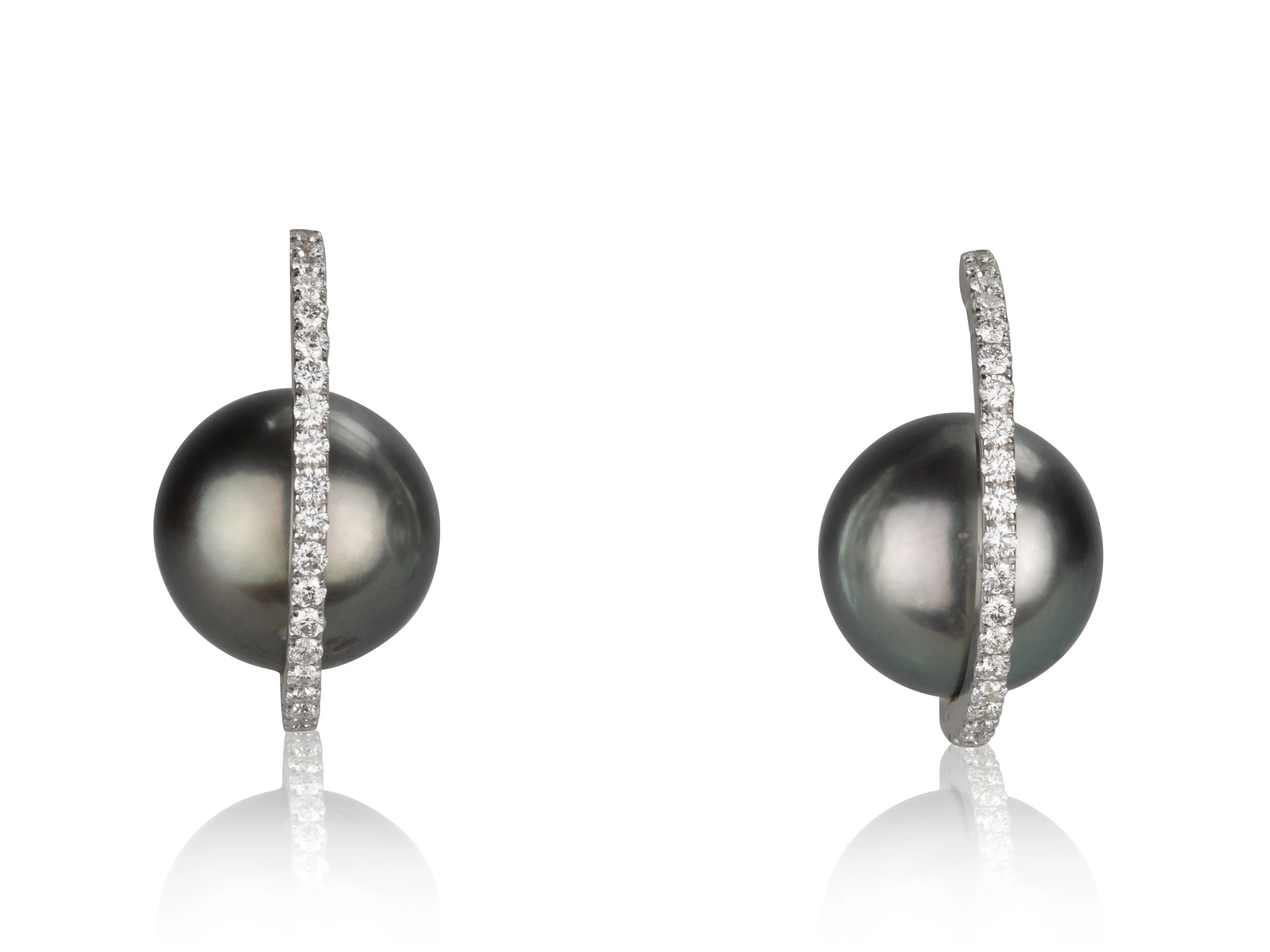 Pearls | Diamond bar earrings with Tahitian pearls