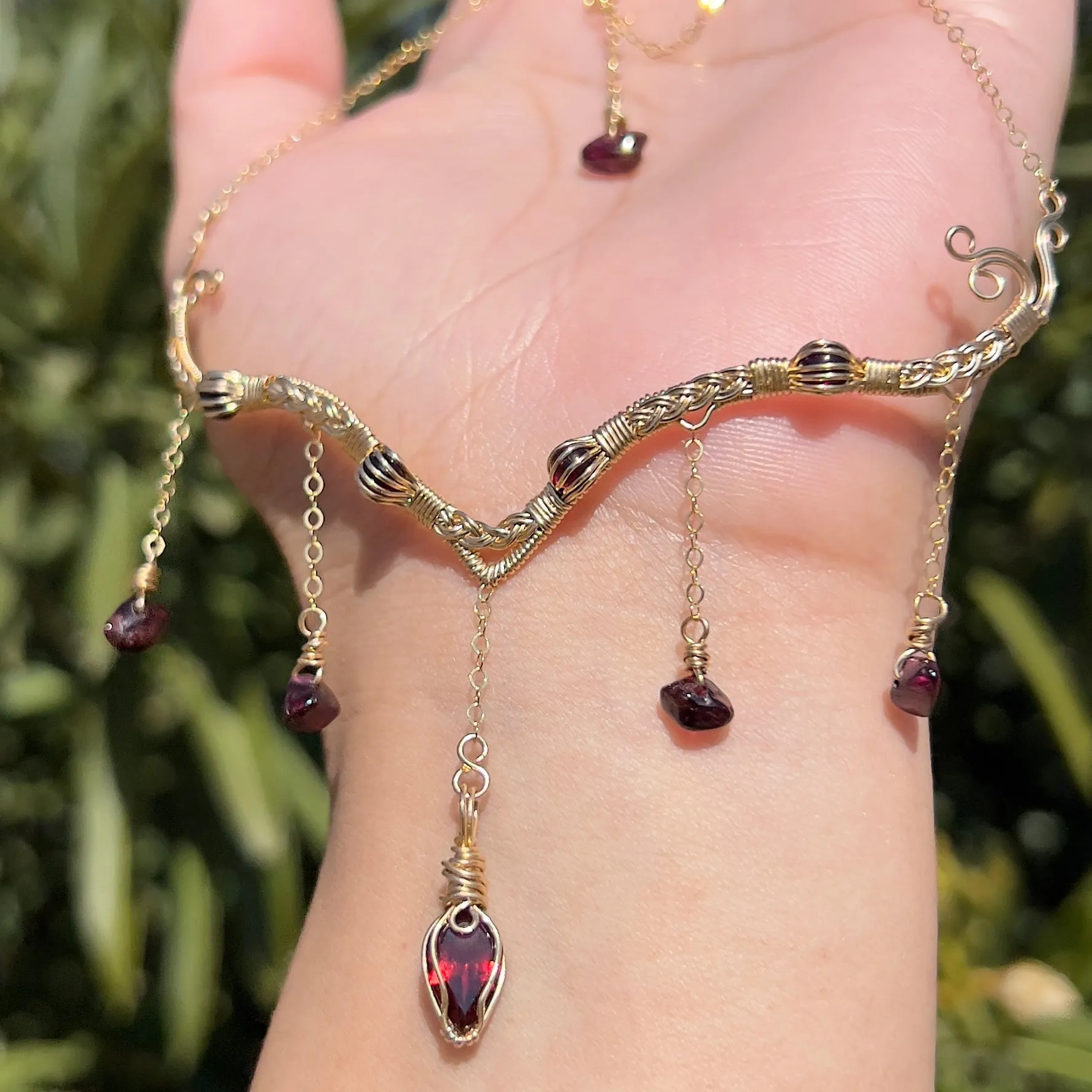 The Eternal Astraea in Garnet 14K Yellow Gold ✵