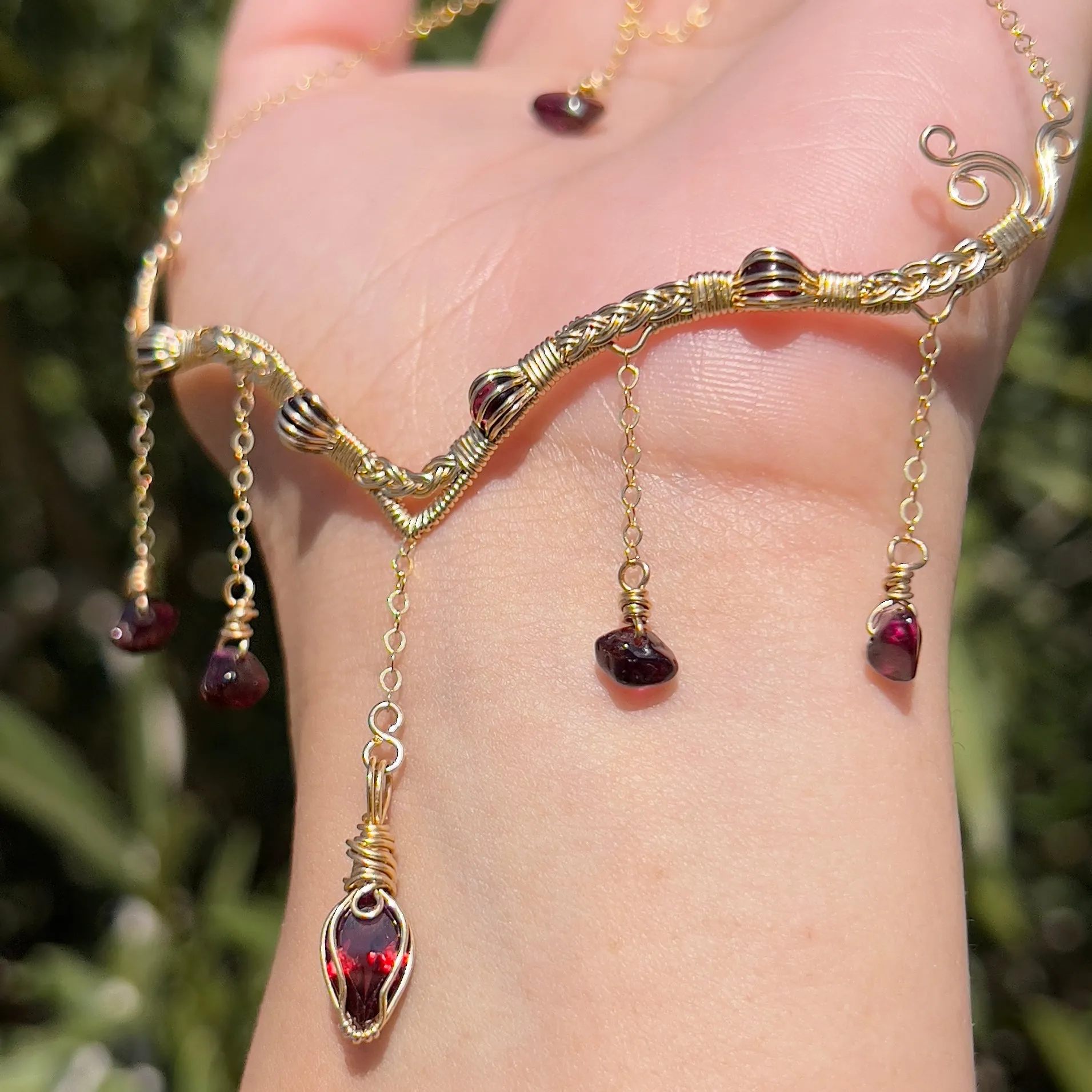 The Eternal Astraea in Garnet 14K Yellow Gold ✵